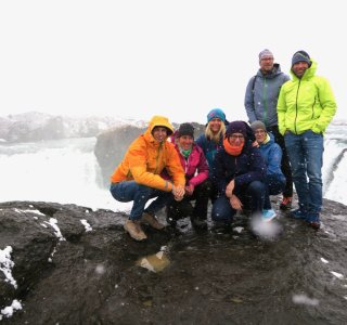 07 Gruppenfoto am Godafoss-Wasserfall – Social Proof, Sightseeing-Programm