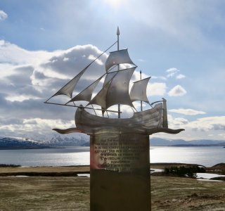 11 Schiffs-Skulptur auf Sockel, Karlsá auf der Upsaströnd