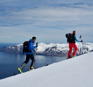 13 Zwei Skitourengeher im Aufstieg Tröllaskagi-Halbinsel mit Blick auf den Eyjafjörður
