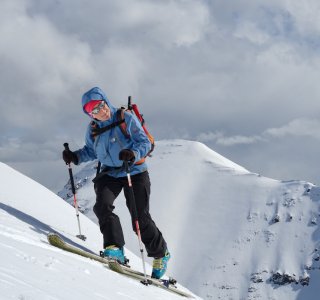 15 lächelnde Teilnehmerin am Gipfel bei Olafsfjördur 