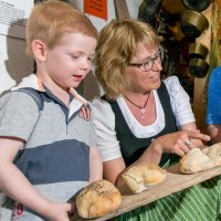 Bergbauern Brotbacken044
