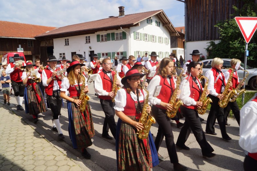 Zwei Kapellen - ein Festumzug