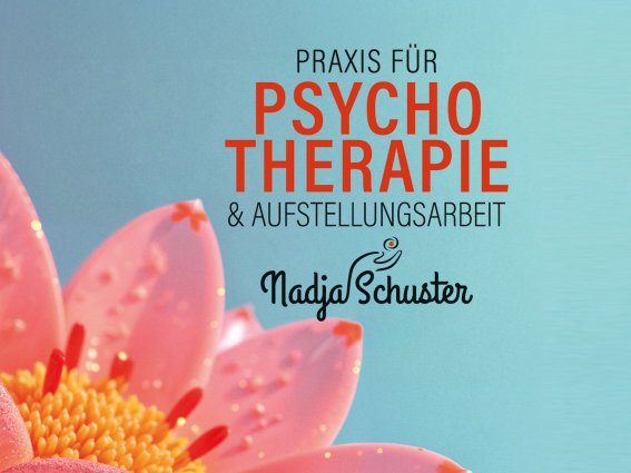 Praxisschild für Therapie und Aufstellungsarbeit Das Schild zeigt Informationen zur Praxis für Therapie. Es ist hell und hat ein Blumenmotiv neben den Details.
