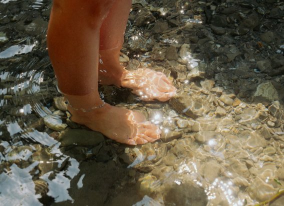 Füße im Wasser