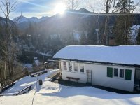 Wintersonnenuntergang über der Ferienhütte