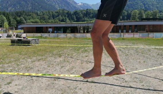 Balance halten auf der Slackline