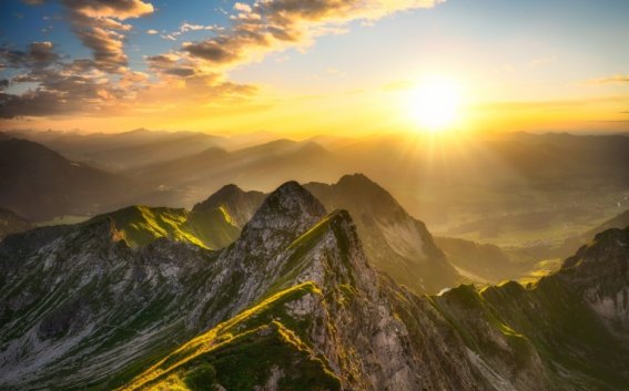 Sonnenaufgang in den Bergen