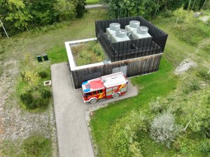 Feuerwehrauto beim Pumphaus