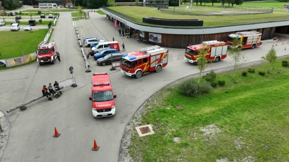 Kolonne vor dem Nordic Zentrum