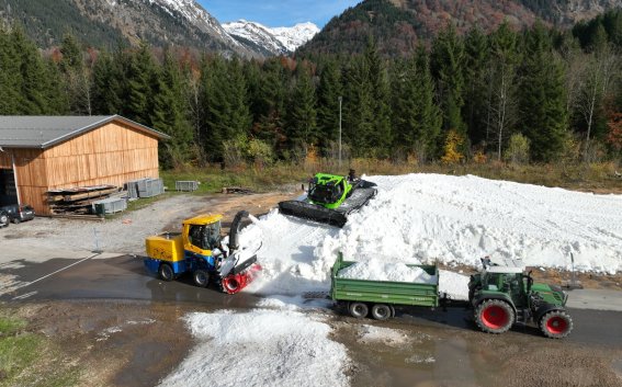 Schneeberg wird mit Traktoren abtransportiert