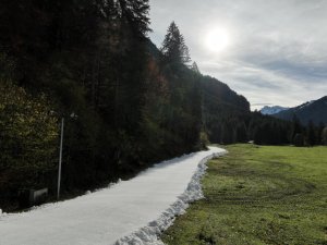 Snowfarming Loipe in der Sonne