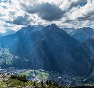 Blick vom Krahberg hinab ins Inntal und auf die Lechtaler Alpen