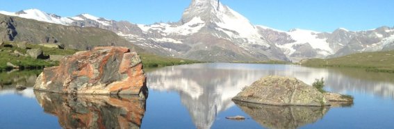 Auf dem Weg immer das Matterhorn im Blick