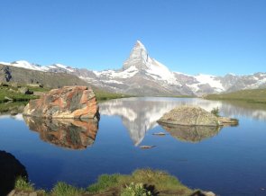 Auf dem Weg immer das Matterhorn im Blick