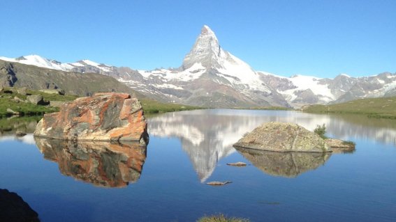 Auf dem Weg immer das Matterhorn im Blick