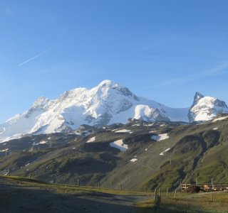 Das Breithorn 4.164 m hoch, der leichteste 4.000er der Alpen. Rechts im Bild das Klein Matterhorn, 3.883 m hoch