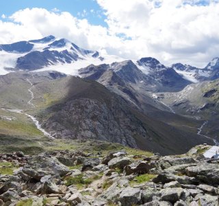 Marteller Hütte (2.610 m) im Hintergrund der Monte Cevedale (3.769 m, dritthöchster Berg in der Ortler - Gruppe)