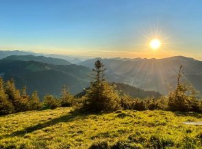 Sonnenaufgang mit weitem Alpenpanorama während der Hörnertour