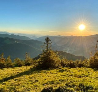 Sonnenaufgang mit weitem Alpenpanorama während der Hörnertour