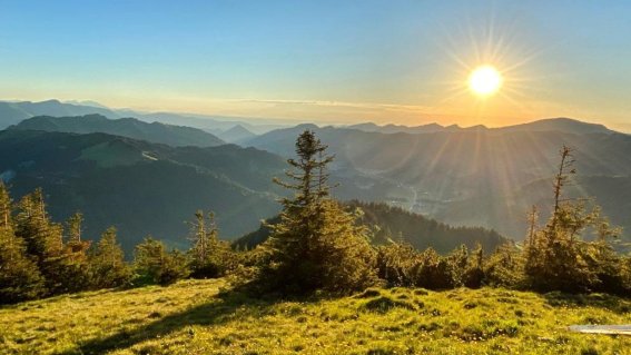 Sonnenaufgang mit weitem Alpenpanorama während der Hörnertour