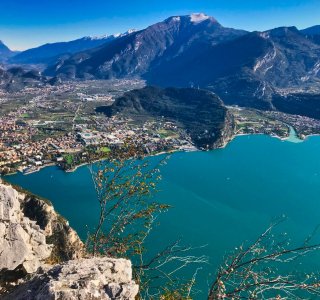 Blick auf Riva, Monte Brione , Monte Stivo und der nördliche Teil vom Gardasee