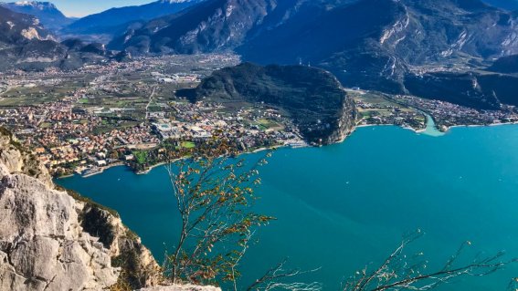 Blick auf Riva, Monte Brione , Monte Stivo und der nördliche Teil vom Gardasee