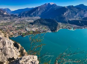Blick auf Riva, Monte Brione , Monte Stivo und der nördliche Teil vom Gardasee
