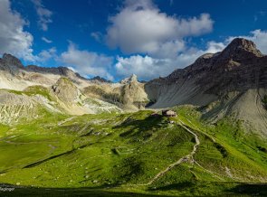 Die Memminger Hütte in der Abendsonne