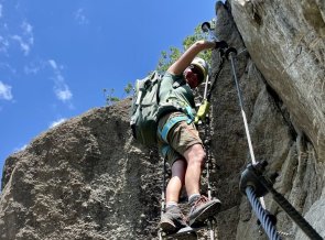 Über die Leiter am Hoachwool Kletterssteig