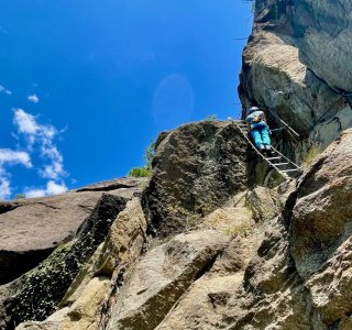Über die Leiter im Hoachwool Klettersteig