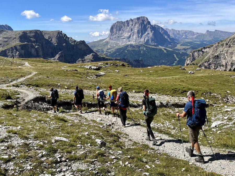 Wandern mit Blick zum Sellastock