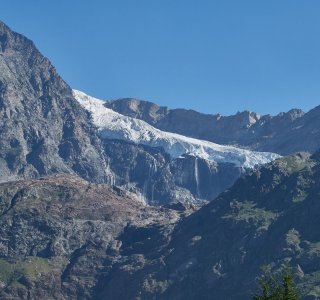 Blick auf die Wasserfälle und den Gletscherabbruch der Vedretta di Fellaria Orientale