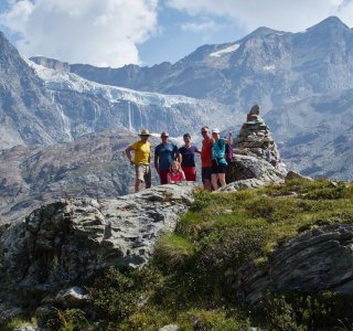 Gruppenbild mit Blick auf den Gletscherabbruch der Vedretta di Fellaria Orientale
