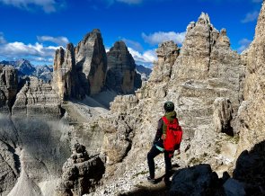 Im Schartensteig mit Blick auf die Drei Zinnen