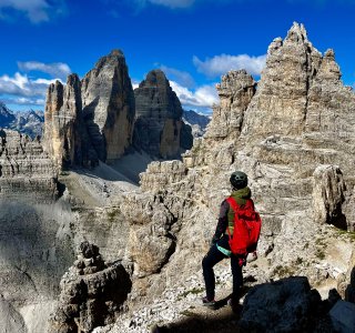 Im Schartensteig mit Blick auf die Drei Zinnen