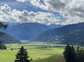Blick vom Vinschgauer Höhenweg auf die Malser Heide