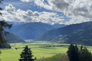 Blick vom Vinschgauer Höhenweg auf die Malser Heide