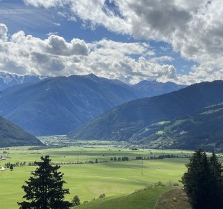 Blick vom Vinschgauer Höhenweg auf die Malser Heide
