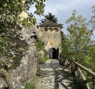 Aufstieg zum Schloss Juval