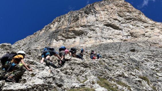 Auf halbem Weg im Pisciadu-Klettersteig