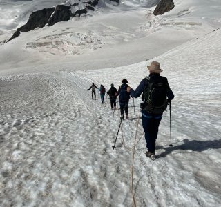 In Gletscherseilschaft über den Jungfraufirn