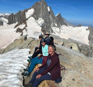 Pause mit Gipfelpanorama am Oberaarhorn