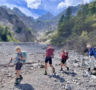 Bachquerung mit dem M. Vallonut im Hintergrund