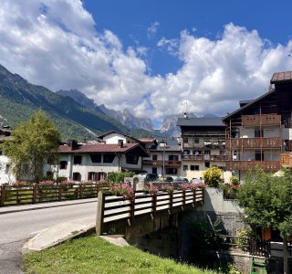 Forni di Sopra mit Blich auf die Friauler Dolomiten