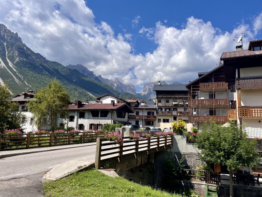 Vom Örtchen Forni di Sopra gibt es einen atemberaubenden Blick auf die Friauler Dolomiten