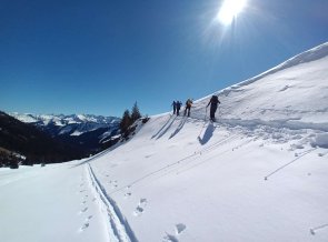 Mit Schneeschuhen der Sonne entgegen