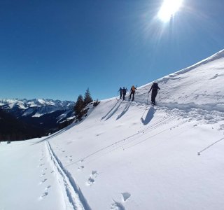 Mit Schneeschuhen der Sonne entgegen