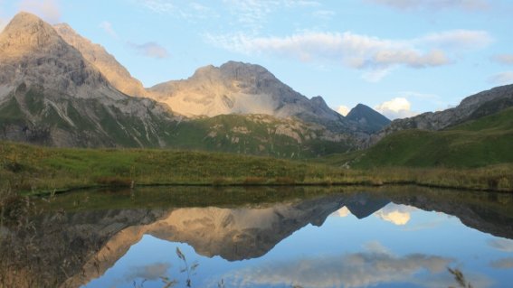 Malerische Bergkulisse mit See an der Memminger Hütte