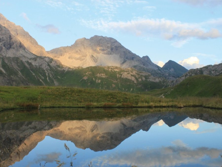 Malerische Bergkulisse mit See an der Memminger Hütte