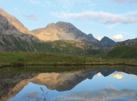 Malerische Bergkulisse mit See an der Memminger Hütte
